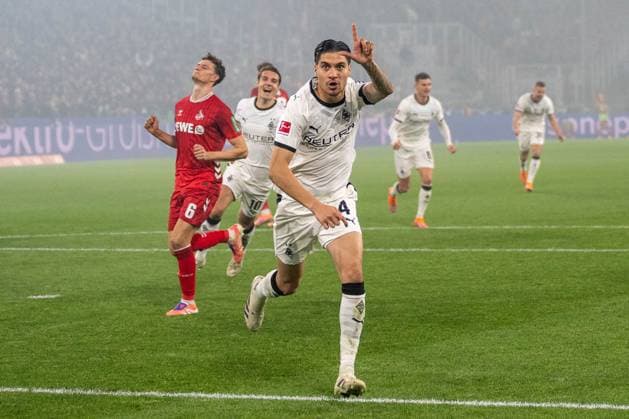 08.11.2025, Fussball: 1. Bundesliga, Saison 2025 2026, 10. Spieltag, Borussia Moenchengladbach - 1. FC Koeln im Borussia-Park in Moenchengladbach. Kevin Diks (Borussia Moenchengladbach, 04) bejubelt sein Tor zum 2:0. Wichtiger Hinweis: Gemaess den Vorgaben der DFL Deutsche Fussball Liga bzw. des DFB Deutscher Fussball-Bund ist es untersagt, in dem Stadion und oder vom Spiel angefertigte Fotoaufnahmen in Form von Sequenzbildern und oder videoaehnlichen Fotostrecken zu verwerten bzw. verwerten zu lassen. Foto: Kirchner-Media Thomas Haesler Copyright: xKirchner-Media ThomasxHaeslerx
