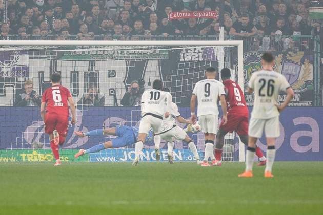 Mönchengladbach, Deutschland, 08.11.25: Kevin Diks (Borussia Mönchengladbach) erzielt das Tor zum 2:0 waehrend des Spiels der Bundesliga zwischen Borussia Mönchengladbach vs 1. FC Köln im Stadion im Borussia Park Mönchengladbach Stadion im Borussia Park North Rhine-Westphalia Germany Copyright: xBrauer-Fotoagenturx xAdrianxSchlx