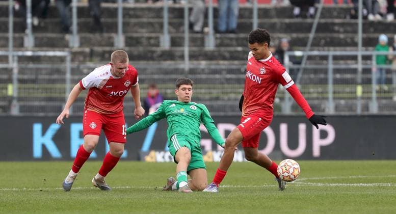 08.11.2025, xfsx, Herren, Fussball, Saison 2025 2026, Regionalliga Bayern, 17. Spieltag: FC Wuerzburger Kickers - SpVgg Ansbach 09 v.li.: Philipp Ochs (FC Wuerzburger Kickers), Bjoern Angermeier (SpVgg Ansbach 09), Jermain Nischalke (FC Wuerzburger Kickers) Wuerzburg AKON ARENA Bayern Deutschland