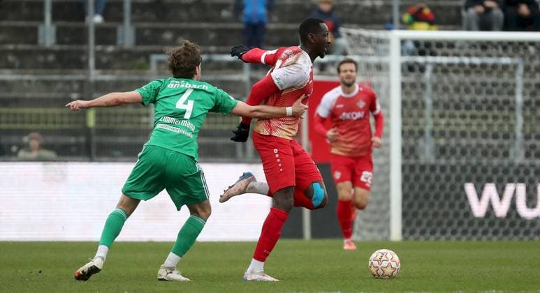 08.11.2025, xfsx, Herren, Fussball, Saison 2025 2026, Regionalliga Bayern, 17. Spieltag: FC Wuerzburger Kickers - SpVgg Ansbach 09 v.li.: Johannis Zimmermann (SpVgg Ansbach 09), Tarsis Bonga (FC Wuerzburger Kickers) Wuerzburg AKON ARENA Bayern Deutschland