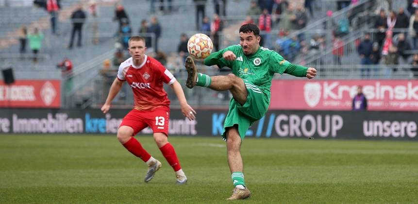 08.11.2025, xfsx, Herren, Fussball, Saison 2025 2026, Regionalliga Bayern, 17. Spieltag: FC Wuerzburger Kickers - SpVgg Ansbach 09 v.li.: Philipp Ochs (FC Wuerzburger Kickers), Tarkan uecuencue (SpVgg Ansbach 09) Wuerzburg AKON ARENA Bayern Deutschland