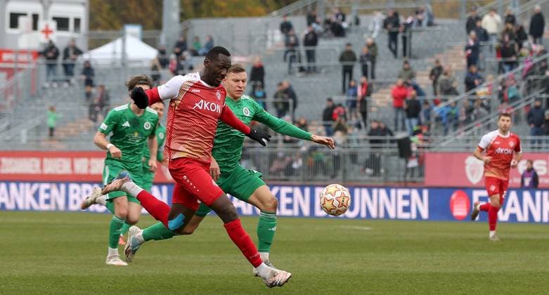 08.11.2025, xfsx, Herren, Fussball, Saison 2025 2026, Regionalliga Bayern, 17. Spieltag: FC Wuerzburger Kickers - SpVgg Ansbach 09 v.li.: Tarsis Bonga (FC Wuerzburger Kickers), Riko Manz (SpVgg Ansbach 09) Wuerzburg AKON ARENA Bayern Deutschland