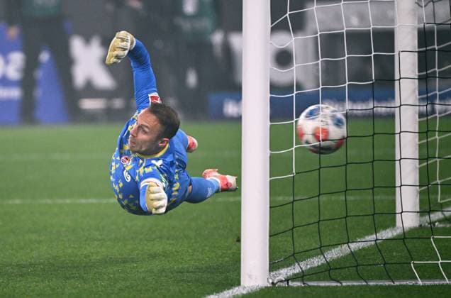 Fussball, Bundesliga, Deutschland, Herren, Saison 2025 2026, 10. Spieltag, Borussia Park Mönchengladbach, Bor. Mönchengladbach - 1. FC Köln; Beim 2. Elfmeter von Kevin Diks (BMG) zum 2:0 war Marvin Schwäbe (KOE) machtlos.