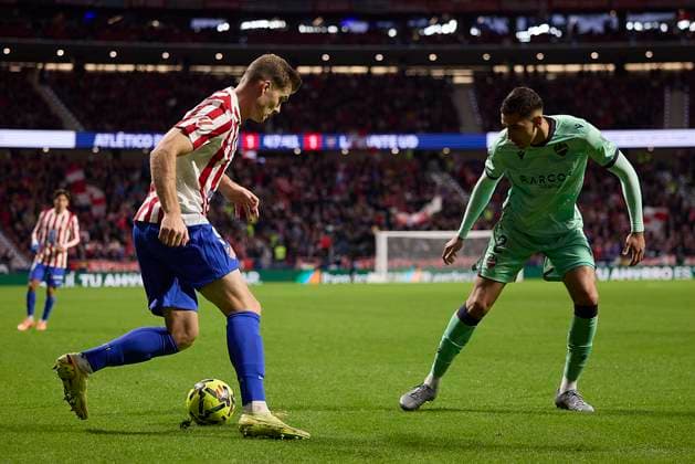 Alexander Sorloth (Atletico de Madrid) and Matias Moreno (UD Levante) battle for the ball during the LaLiga EA Sports match between AtlÃ tico Madrid v Levante UD at Estadio Riyadh Air Metropolitano on November 8, 2025 in Madrid, Spain. (Photo by Manu Reino DeFodi Images) Alexander Sorloth Atletico de Madrid and Matias Moreno UD Levante battle for the ball during the LaLiga EA Sports match between AtlÃ tico Madrid v Levante UD at Estadio Riyadh Air Metropolitano on November 8, 2025 in Madrid, Spain Photo by Manu Reino DeFodi Images