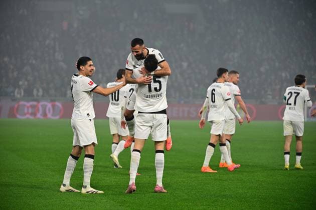 08.11.2025; Moenchengladbach; Fussball, Herren, Saison 2025 2026, Borussia Moenchengladbach vs. 1. FC Koeln Torjubel Gladbach nach dem Tor zum 3-0 bei v. li. Kevin Diks (Gladbach), Haris Tabakovic (Gladbach, 15), Franck Honorat (Gladbach; wird von Haris Tabakovic (Gladbach) in die Höhe gehoben DFL regulations prohibit any use of photographs as image sequences and or quasi-video. Borussia-Park NRW Deutschland