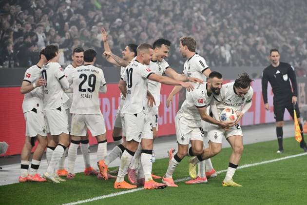 Gladbachs Spieler feiern das 3:0 von Haris Tabakovic (Borussia Moenchengladbach) 08.11.2025, Fussball 1. Bundesliga, Saison 2025 2026, 10. Spieltag, Borussia Mönchengladbach - 1. FC Köln DFL regulations prohibit any use of photographs as image sequences and or quasi-video Moenchengladbach Borussia Park Nordrhein Westfalen Deutschland