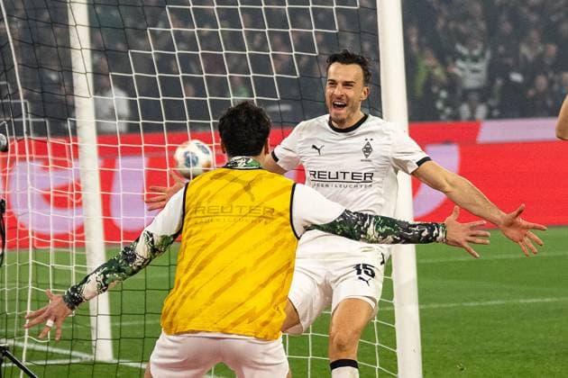 08.11.2025, Fussball: 1. Bundesliga, Saison 2025 2026, 10. Spieltag, Borussia Moenchengladbach - 1. FC Koeln im Borussia-Park in Moenchengladbach. Haris Tabakovic (Borussia Moenchengladbach, 15) und Giovanni Reyna (Borussia Moenchengladbach, 13) bejubeln das Tor zum 3:0. Wichtiger Hinweis: Gemaess den Vorgaben der DFL Deutsche Fussball Liga bzw. des DFB Deutscher Fussball-Bund ist es untersagt, in dem Stadion und oder vom Spiel angefertigte Fotoaufnahmen in Form von Sequenzbildern und oder videoaehnlichen Fotostrecken zu verwerten bzw. verwerten zu lassen. Foto: Kirchner-Media Thomas Haesler Copyright: xKirchner-Media ThomasxHaeslerx