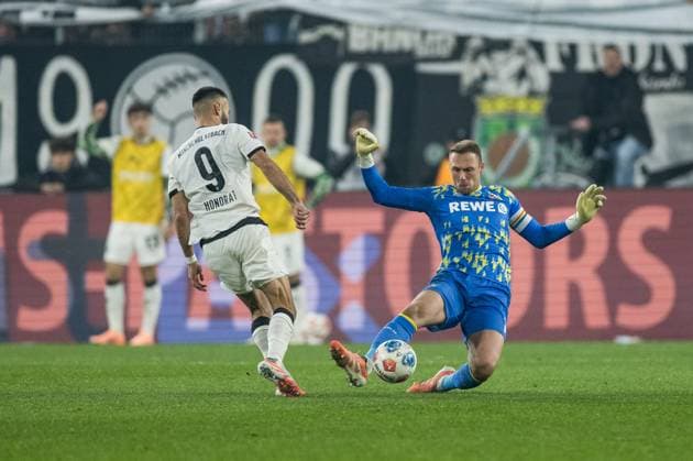 1. Fussball Bundesliga: Borussia Mönchengladbach - 1. FC Köln; 08.11.2025 Zweikampf Franck Honorat (Borussia Mönchengladbach, 9), Marvin Schwäbe (1. FC Köln, 1) 1. Fussball Bundesliga, Borussia Mönchengladbach - 1. FC Köln, Mönchengladbach, BORUSSIA-PARK am 08.11.2025 DFL REGULATIONS PROHIBIT ANY USE OF PHOTOGRAPHS AS IMAGE SEQUENCES AND OR QUASI-VIDEO. Copyright: xBEAUTIFULxSPORTS Wunderlx