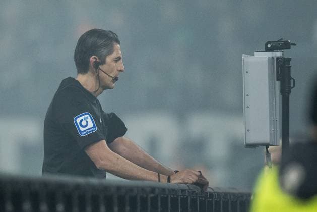 1. Fussball Bundesliga: Borussia Mönchengladbach - 1. FC Köln; 08.11.2025 Schiedsrichter Deniz Aytekin am Videobeweis 1. Fussball Bundesliga, Borussia Mönchengladbach - 1. FC Köln, Mönchengladbach, BORUSSIA-PARK am 08.11.2025 DFL REGULATIONS PROHIBIT ANY USE OF PHOTOGRAPHS AS IMAGE SEQUENCES AND OR QUASI-VIDEO. Copyright: xBEAUTIFULxSPORTS Wunderlx