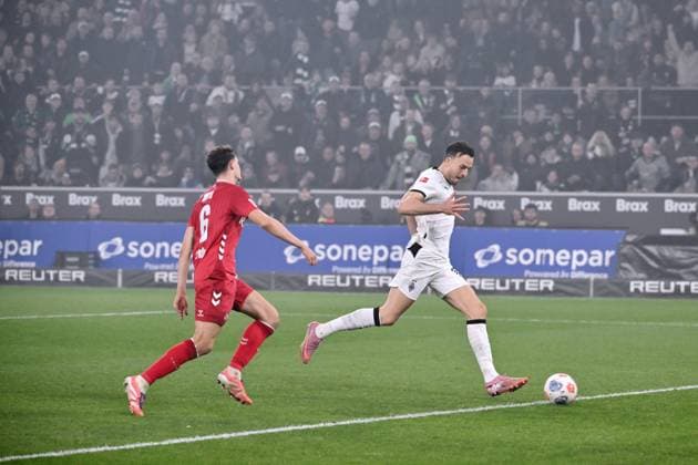 Haris Tabakovic (Borussia Moenchengladbach), re., erzielt unbedrängt das Tor zum 3:0 08.11.2025, Fussball 1. Bundesliga, Saison 2025 2026, 10. Spieltag, Borussia Mönchengladbach - 1. FC Köln DFL regulations prohibit any use of photographs as image sequences and or quasi-video Moenchengladbach Borussia Park Nordrhein Westfalen Deutschland