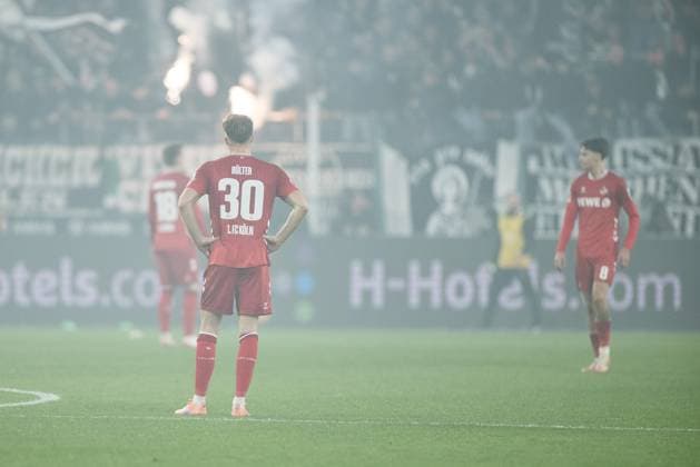 1. Fussball Bundesliga: Borussia Mönchengladbach - 1. FC Köln; 08.11.2025 Marius Bülter (1. FC Köln, 30) frustriert nach dem 3:0 1. Fussball Bundesliga, Borussia Mönchengladbach - 1. FC Köln, Mönchengladbach, BORUSSIA-PARK am 08.11.2025 DFL REGULATIONS PROHIBIT ANY USE OF PHOTOGRAPHS AS IMAGE SEQUENCES AND OR QUASI-VIDEO. Copyright: xBEAUTIFULxSPORTS Wunderlx