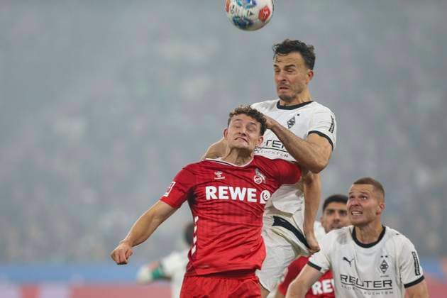 Mönchengladbach, Deutschland, 08.11.25: Eric Martel (1. FC Köln) und Haris Tabakovic (Borussia Mönchengladbach) im Kampf um den Ball waehrend des Spiels der Bundesliga zwischen Borussia Mönchengladbach vs 1. FC Köln im Stadion im Borussia Park Mönchengladbach Stadion im Borussia Park North Rhine-Westphalia Germany Copyright: xBrauer-Fotoagenturx xAdrianxSchlx