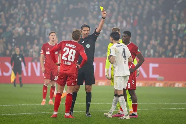 Mönchengladbach, Deutschland, 08.11.25: Sebastian Sebulonsen (1. FC Köln), Kevin Diks (Borussia Mönchengladbach) und Ragnar Ache (1. FC Köln) erhaelt die gelbe Karte von Schiedsrichter Deniz Aytekin waehrend des Spiels der Bundesliga zwischen Borussia Mönchengladbach vs 1. FC Köln im Stadion im Borussia Park Mönchengladbach Stadion im Borussia Park North Rhine-Westphalia Germany Copyright: xBrauer-Fotoagenturx xAdrianxSchlx
