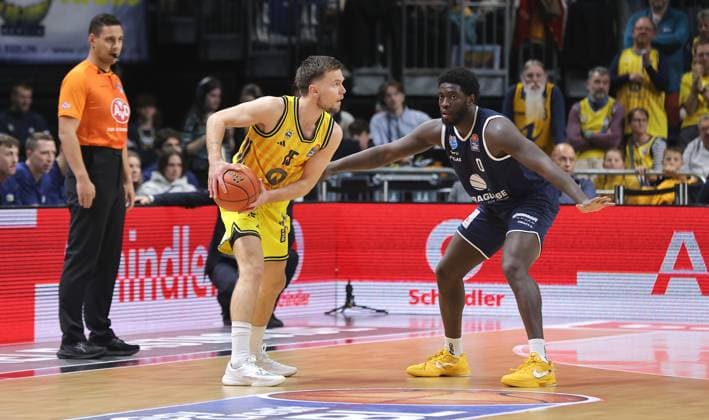 Martin Hermannsson am Ball, Khyri Thomas Zweikampf Spielszene Aktion Basketball BBL Bundesliga Herren 7. Spieltag Saison 2025 2026 08.11.2025 ALBA Berlin vs Syntainics MBC