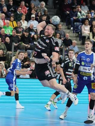08.11.2025 - Handball - 1. Bundesliga DAIKIN HBL - Saison 2025 2026 - 11. Spieltag: HC Erlangen Metropolregion Nürnberg HCE - ThSV Eisenach - DaMa - xdaxmax - Maciej Gebala (77, HC Erlangen HCE )
