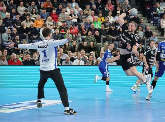 08.11.2025 - Handball - 1. Bundesliga DAIKIN HBL - Saison 2025 2026 - 11. Spieltag: HC Erlangen Metropolregion Nürnberg HCE - ThSV Eisenach - DaMa - xdaxmax - Mitja Spikic (1, ThSV Eisenach ) Maciej Gebala (77, HC Erlangen HCE )