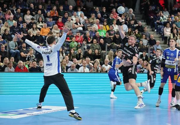 08.11.2025 - Handball - 1. Bundesliga DAIKIN HBL - Saison 2025 2026 - 11. Spieltag: HC Erlangen Metropolregion Nürnberg HCE - ThSV Eisenach - DaMa - xdaxmax - Mitja Spikic (1, ThSV Eisenach ) Maciej Gebala (77, HC Erlangen HCE )