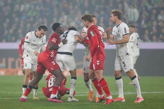 Mönchengladbach, Deutschland, 08.11.25: Ragnar Ache (1. FC Köln) schubst Kevin Diks (Borussia Mönchengladbach) waehrend des Spiels der Bundesliga zwischen Borussia Mönchengladbach vs 1. FC Köln im Stadion im Borussia Park Mönchengladbach Stadion im Borussia Park North Rhine-Westphalia Germany Copyright: xBrauer-Fotoagenturx xAdrianxSchlx