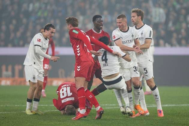 Mönchengladbach, Deutschland, 08.11.25: Ragnar Ache (1. FC Köln) schubst Kevin Diks (Borussia Mönchengladbach) waehrend des Spiels der Bundesliga zwischen Borussia Mönchengladbach vs 1. FC Köln im Stadion im Borussia Park Mönchengladbach Stadion im Borussia Park North Rhine-Westphalia Germany Copyright: xBrauer-Fotoagenturx xAdrianxSchlx