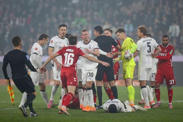 Mönchengladbach, Deutschland, 08.11.25: Rudelbildung mit Jakub Kaminski (1. FC Köln) und Nico Elvedi (Borussia Mönchengladbach) waehrend des Spiels der Bundesliga zwischen Borussia Mönchengladbach vs 1. FC Köln im Stadion im Borussia Park Mönchengladbach Stadion im Borussia Park North Rhine-Westphalia Germany Copyright: xBrauer-Fotoagenturx xAdrianxSchlx
