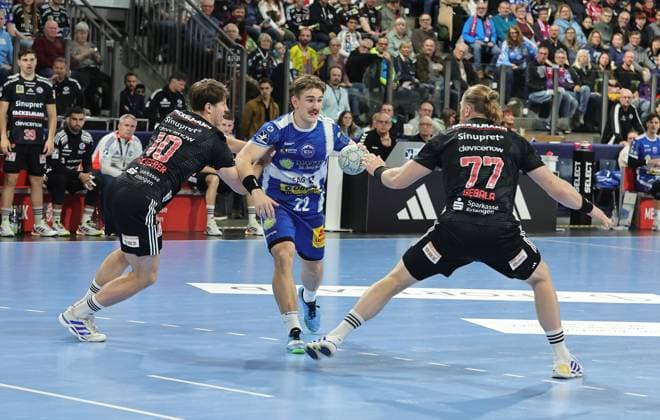 08.11.2025 - Handball - 1. Bundesliga DAIKIN HBL - Saison 2025 2026 - 11. Spieltag: HC Erlangen Metropolregion Nürnberg HCE - ThSV Eisenach - DaMa - xdaxmax - Florian Scheerer (10, HC Erlangen HCE ) Felix Aellen (22, ThSV Eisenach ) Maciej Gebala (77, HC Erlangen HCE )
