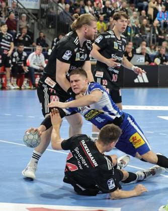 08.11.2025 - Handball - 1. Bundesliga DAIKIN HBL - Saison 2025 2026 - 11. Spieltag: HC Erlangen Metropolregion Nürnberg HCE - ThSV Eisenach - DaMa - xdaxmax - Maciej Gebala (77, HC Erlangen HCE ) Vukasin Antonijevic (41, ThSV Eisenach ) Christoph Steinert ( 44, HC Erlangen HCE )