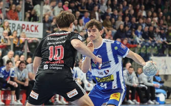 08.11.2025 - Handball - 1. Bundesliga DAIKIN HBL - Saison 2025 2026 - 11. Spieltag: HC Erlangen Metropolregion Nürnberg HCE - ThSV Eisenach - DaMa - xdaxmax - Florian Scheerer (10, HC Erlangen HCE ) Stephan Seitz (44, ThSV Eisenach )