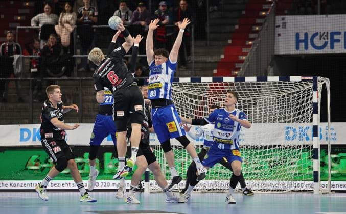 08.11.2025 - Handball - 1. Bundesliga DAIKIN HBL - Saison 2025 2026 - 11. Spieltag: HC Erlangen Metropolregion Nürnberg HCE - ThSV Eisenach - DaMa - xdaxmax - Marek Nissen (6, HC Erlangen HCE ) Tillman Leu (99, ThSV Eisenach )