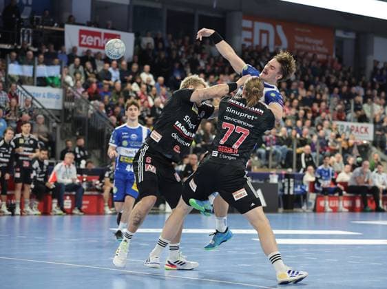08.11.2025 - Handball - 1. Bundesliga DAIKIN HBL - Saison 2025 2026 - 11. Spieltag: HC Erlangen Metropolregion Nürnberg HCE - ThSV Eisenach - DaMa - xdaxmax - Marek Nissen (6, HC Erlangen HCE ) Felix Aellen (22, ThSV Eisenach ) Maciej Gebala (77, HC Erlangen HCE )