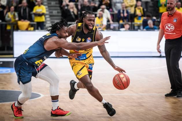 Tray Buchanan (MHP RIESEN Ludwigsburg, 02) vs. Chris Clemons (EWE Baskets Oldenburg, 03) GER, MHP Riesen Ludwigsburg - EWE Baskets Oldenburg, easycredit BBL, Basketball, Bundesliga, 7. Spieltag, Spielzeit 2025 2026, 08.11.2025 GER, MHP Riesen Ludwigsburg - EWE Baskets Oldenburg, easycredit BBL, Basketball, Bundesliga, 7. Spieltag, Spielzeit 2025 2026, 08.11.2025 Ludwigsburg Copyright: xSandyxDinkelackerx EP_SDR