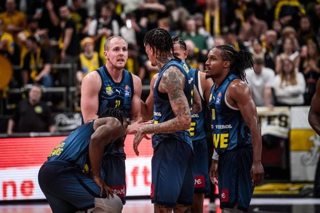 Seth Hinrichs (EWE Baskets Oldenburg, 21) mit Team - sichtlich enttaeuscht GER, MHP Riesen Ludwigsburg - EWE Baskets Oldenburg, easycredit BBL, Basketball, Bundesliga, 7. Spieltag, Spielzeit 2025 2026, 08.11.2025 GER, MHP Riesen Ludwigsburg - EWE Baskets Oldenburg, easycredit BBL, Basketball, Bundesliga, 7. Spieltag, Spielzeit 2025 2026, 08.11.2025 Ludwigsburg Copyright: xSandyxDinkelackerx EP_SDR
