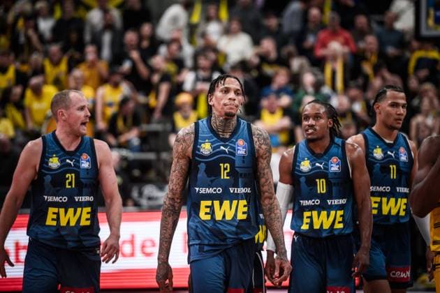 Seth Hinrichs (EWE Baskets Oldenburg, 21), Michale Kyser (EWE Baskets Oldenburg, 12), James Woodard (EWE Baskets Oldenburg, 10) und Nicholas Tischler (EWE Baskets Oldenburg, 11) - sichtlich enttaeuscht GER, MHP Riesen Ludwigsburg - EWE Baskets Oldenburg, easycredit BBL, Basketball, Bundesliga, 7. Spieltag, Spielzeit 2025 2026, 08.11.2025 GER, MHP Riesen Ludwigsburg - EWE Baskets Oldenburg, easycredit BBL, Basketball, Bundesliga, 7. Spieltag, Spielzeit 2025 2026, 08.11.2025 Ludwigsburg Copyright: xSandyxDinkelackerx EP_SDR