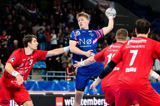 Bietigheim: HBL - 25 26 - SG BBM Bietigheim - TSV Bayer Dormagen v.li. Nikola Vlahovic (Bietigheim), Finn Schroven (Bayer Dormagen) Bietigheim-Bissingen Egetrans Arena Baden-Württemberg Deutschland