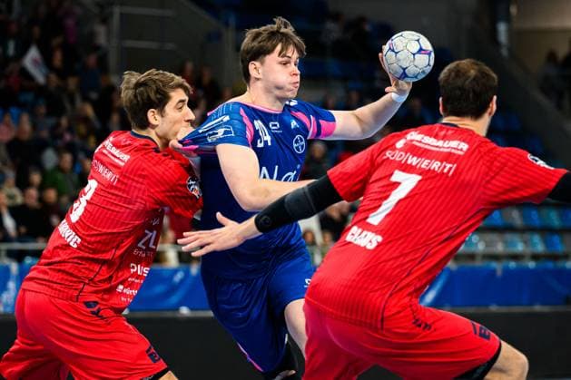Bietigheim: HBL - 25 26 - SG BBM Bietigheim - TSV Bayer Dormagen v. li. im Zweikampf Nikola Vlahovic (Bietigheim) und Maximilian Schmidt (Bayer Dormagen) Bietigheim-Bissingen Egetrans Arena Baden-Württemberg Deutschland