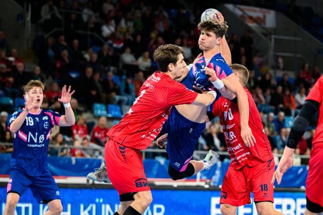 Bietigheim: HBL - 25 26 - SG BBM Bietigheim - TSV Bayer Dormagen v. li. im Zweikampf Nikola Vlahovic (Bietigheim) und Luca Krist (Bayer Dormagen), Fabian Wiederstein (Bietigheim) Bietigheim-Bissingen Egetrans Arena Baden-Württemberg Deutschland