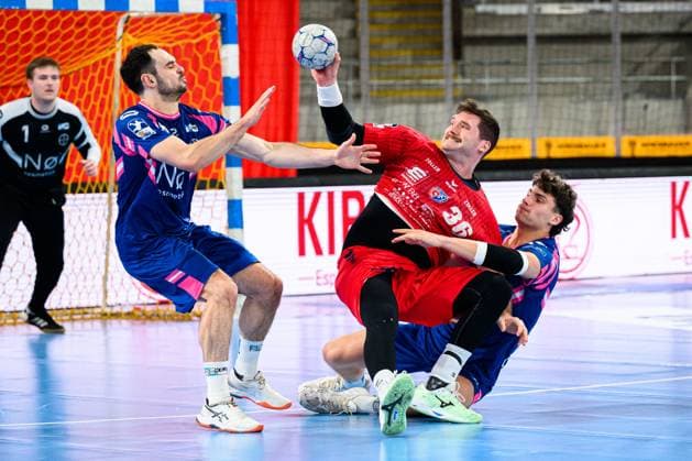 Bietigheim: HBL - 25 26 - SG BBM Bietigheim - TSV Bayer Dormagen v.li. Peter Strosack (Bayer Dormagen), Jonathan Fischer (Bietigheim), Krischa Leis (Bayer Dormagen) Bietigheim-Bissingen Egetrans Arena Baden-Württemberg Deutschland