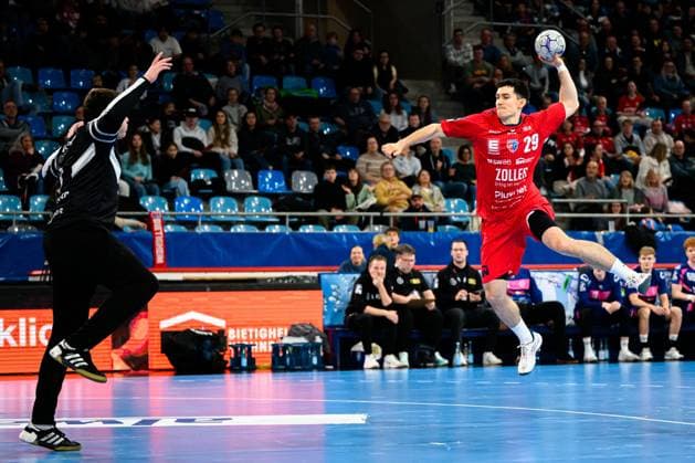 Bietigheim: HBL - 25 26 - SG BBM Bietigheim - TSV Bayer Dormagen v.li. Torhueter Louis Oberosler (Bayer Dormagen), Moritz Strosack (Bietigheim) Bietigheim-Bissingen Egetrans Arena Baden-Württemberg Deutschland