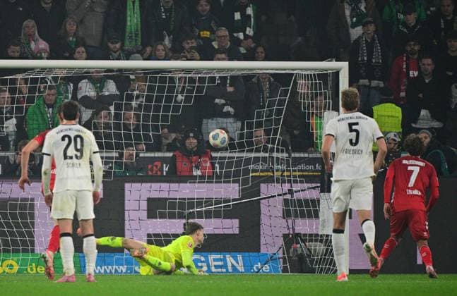08.11.2025; Moenchengladbach; Fussball, Herren, Saison 2025 2026, Borussia Moenchengladbach vs. 1. FC Koeln Tor zum 3-1; Luca Waldschmidt (Koeln, re. 7) verwandelt den Elfmneter sicher gegen Torwart Moritz Nicolas (Gladbach, am Boden) DFL regulations prohibit any use of photographs as image sequences and or quasi-video. Borussia-Park NRW Deutschland