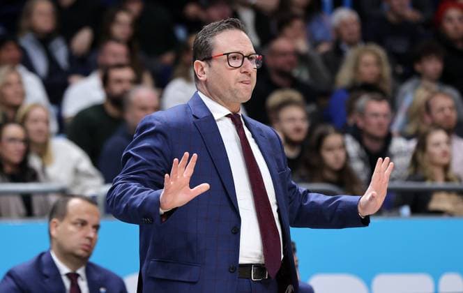 Trainer Marco Ramondino zeigend, gestikulierend Aktion Oberkörper Basketball BBL Bundesliga Herren 7. Spieltag Saison 2025 2026 08.11.2025 ALBA Berlin vs Syntainics MBC
