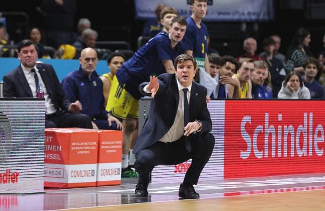 Trainer Pedro Calles gibt Anweisungen Basketball BBL Bundesliga Herren 7. Spieltag Saison 2025 2026 08.11.2025 ALBA Berlin vs Syntainics MBC