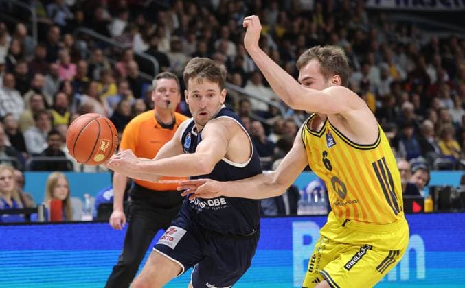 Spencer Reaves am Ball, Malte Delow Zweikampf Spielszene Aktion Basketball BBL Bundesliga Herren 7. Spieltag Saison 2025 2026 08.11.2025 ALBA Berlin vs Syntainics MBC