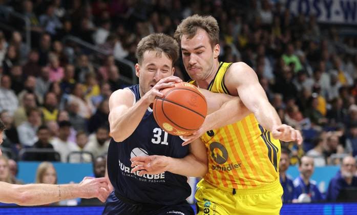 Spencer Reaves am Ball, Malte Delow Zweikampf Spielszene Aktion Basketball BBL Bundesliga Herren 7. Spieltag Saison 2025 2026 08.11.2025 ALBA Berlin vs Syntainics MBC