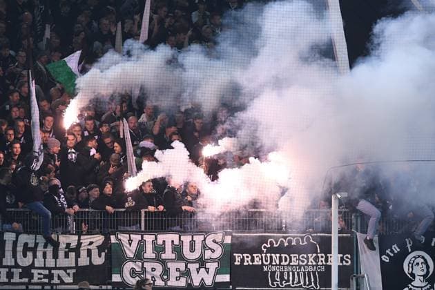 Fußball 1. Bundesliga 10. Spieltag Borussia Mönchengladbach - 1. FC Köln am 08.11.2025 im Borussia-Park in Mönchengladbach Mönchengladbacher Fans zünden Bengalos Pyro Pyrotechnik Leuchtkörper Rauchbomben im Fanblock DFL regulations prohibit any use of photographs as image sequences and or quasi-video.