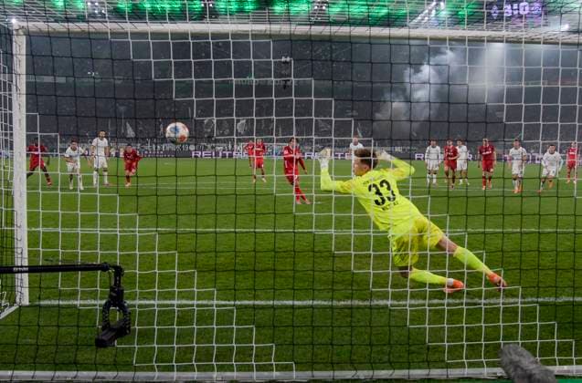 Luca Waldschmidt (Koeln 7) erzielt das Tor zum 3:1 durch Elfmeter 08.11.2025 Fussball Borussia Moenchengladbach vs 1. FC Koeln, Borussia-Park, Moenchengladbach, DFB DFL REGULATIONS PROHIBIT ANY USE OF PHOTOGRAPHS AS IMAGE SEQUENCES AND OR QUASI-VIDEO