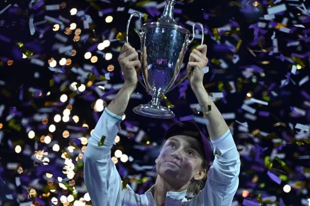 Elena Rybakina wins Billie Jean King trophy at 2025 WTA, Tennis Damen Finals RIYADH, SAUDI ARABIA - NOVEMBER 8: Elena Rybakina of Kazakhstan lifts the Billie Jean King trophy after defeating Aryna Sabalenka (not seen) in the Singles Final of the WTA Finals Riyadh, part of the Hologic WTA Tour, at King Saud University Indoor Arena in Riyadh, Saudi Arabia, on November 8, 2025. Artur Widak Anadolu Riyadh Saudi Arabia. Editorial use only. Please get in touch for any other usage.  Copyright: x2025xAnadoluxArturxWidakx