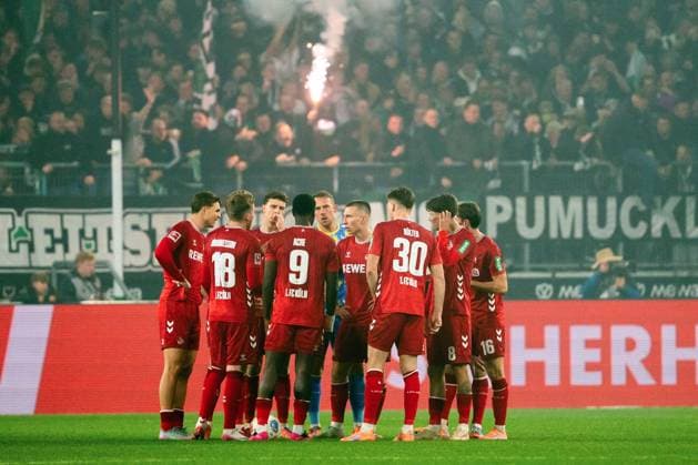Die Koelner besprechen sich nach dem 3:0 durch Haris Tabakovic (Borussia Moenchengladbach, 15) VfL Borussia Moenchengladbach vs. 1. FC Koeln, Fussball, 1. Bundesliga, 10. Spieltag, Saison 2025 2026, 08.11.2025 DFL REGULATIONS PROHIBIT ANY USE OF PHOTOGRAPHS AS IMAGE SEQUENCES AND OR QUASI-VIDEO VfL Borussia Moenchengladbach vs. 1. FC Koeln, Fussball, 1. Bundesliga, 10. Spieltag, Saison 2025 2026, 08.11.2025 Moenchengladbach Copyright: xEibner-Pressefoto J.xDerondeaux EP_JDU