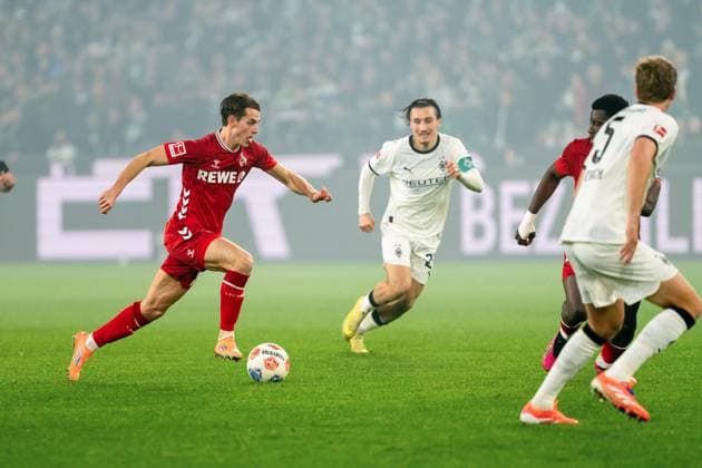 Jakub Kaminski (1. FC Koeln, 16) am Ball, dahinter Rocco Reitz (Borussia Moenchengladbach, 27) VfL Borussia Moenchengladbach vs. 1. FC Koeln, Fussball, 1. Bundesliga, 10. Spieltag, Saison 2025 2026, 08.11.2025 DFL REGULATIONS PROHIBIT ANY USE OF PHOTOGRAPHS AS IMAGE SEQUENCES AND OR QUASI-VIDEO VfL Borussia Moenchengladbach vs. 1. FC Koeln, Fussball, 1. Bundesliga, 10. Spieltag, Saison 2025 2026, 08.11.2025 Moenchengladbach Copyright: xEibner-Pressefoto J.xDerondeaux EP_JDU