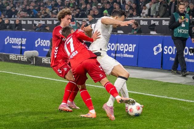 08.11.2025, Fussball: 1. Bundesliga, Saison 2025 2026, 10. Spieltag, Borussia Moenchengladbach - 1. FC Koeln im Borussia-Park in Moenchengladbach. Zweikampf zwischen Luca Waldschmidtc (1. FC Koeln, 07), Alession Castro Montes (1. FC Koeln, 17) und Haris Tabakovic (Borussia Moenchengladbach, 15). Wichtiger Hinweis: Gemaess den Vorgaben der DFL Deutsche Fussball Liga bzw. des DFB Deutscher Fussball-Bund ist es untersagt, in dem Stadion und oder vom Spiel angefertigte Fotoaufnahmen in Form von Sequenzbildern und oder videoaehnlichen Fotostrecken zu verwerten bzw. verwerten zu lassen. Foto: Kirchner-Media Thomas Haesler Copyright: xKirchner-Media ThomasxHaeslerx