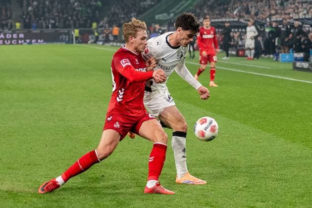 08.11.2025, Fussball: 1. Bundesliga, Saison 2025 2026, 10. Spieltag, Borussia Moenchengladbach - 1. FC Koeln im Borussia-Park in Moenchengladbach. Zweikampf zwischen Sebastian Sebulonsen (1. FC Koeln, 28) und Giovanni Reyna (Borussia Moenchengladbach, 13). Wichtiger Hinweis: Gemaess den Vorgaben der DFL Deutsche Fussball Liga bzw. des DFB Deutscher Fussball-Bund ist es untersagt, in dem Stadion und oder vom Spiel angefertigte Fotoaufnahmen in Form von Sequenzbildern und oder videoaehnlichen Fotostrecken zu verwerten bzw. verwerten zu lassen. Foto: Kirchner-Media Thomas Haesler Copyright: xKirchner-Media ThomasxHaeslerx