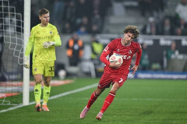 08.11.2025, Fussball, 1. Bundesliga, 11. Spieltag Saison 2025 2026, Borussia Mönchengladbach - 1. FC Köln, Luca Waldschmidt (1. FC Köln) freut sich über das Tor zum 3:1, Torwart Moritz Nicolas (Borussia Mönchengladbach) xRHR-FOTO TKx Copyright: RHR-FOTOx RHR-FOTO TK
